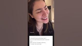 Faye sang “I Just Wanna Pen Fan You Dai Bor.” (อ้ายจัสวอนน่าเป็นแฟนยูได้บ่?)