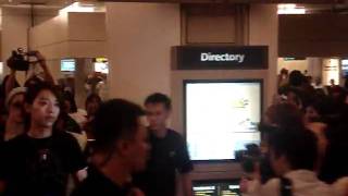 [FANCAM] CN BLUE Arrival @ SG Airport 100819