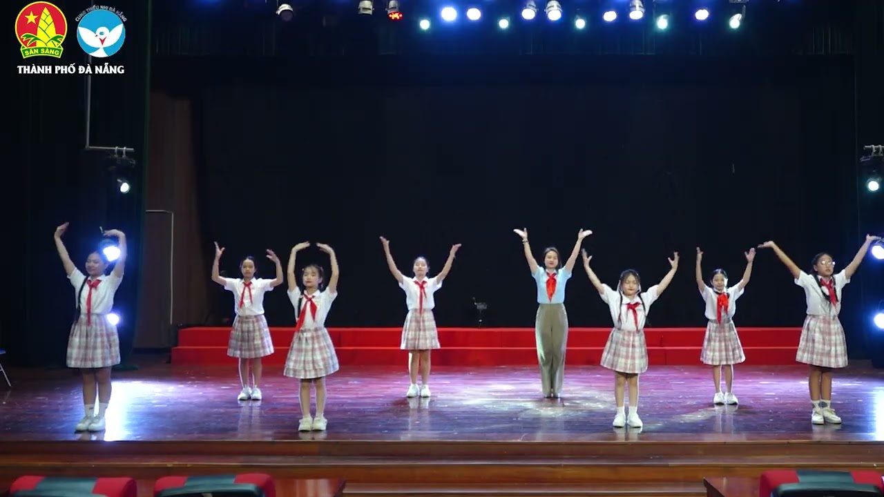 MHTT: TIẾN BƯỚC DƯỚI CỜ ĐOÀN (Sáng tác: Ns NGUYỄN NHẪN)-Dàn dựng BCN CLB KHĂN HỒNG THÀNH PHỐ ĐÀ NẴNG