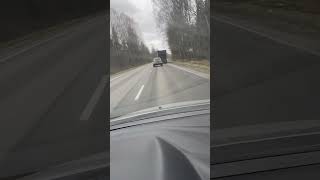 Мусор летит из мусоровоза по дороге Кострома-Нерехта (8.11.2023)