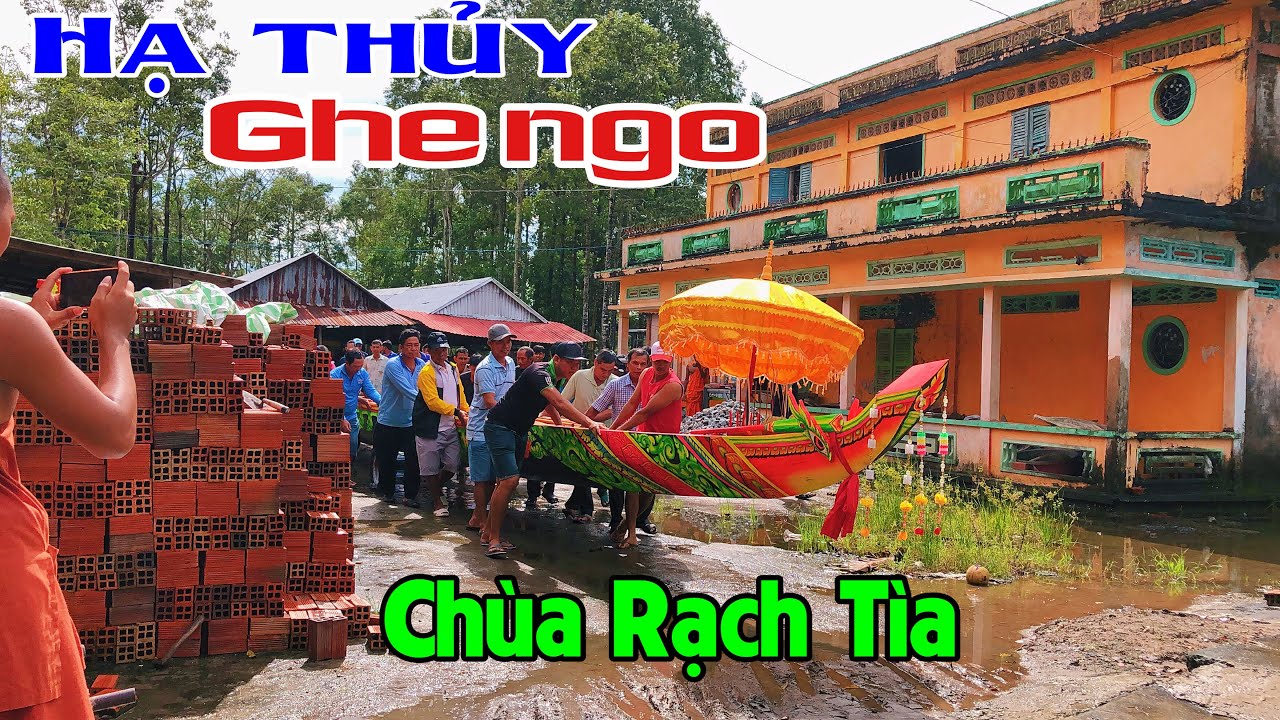 (Hạ thuỷ ghe ngo.) Sau bao năm thì cuối cùng Chùa Rạch Tìa cũng có ghe ngo mới. 