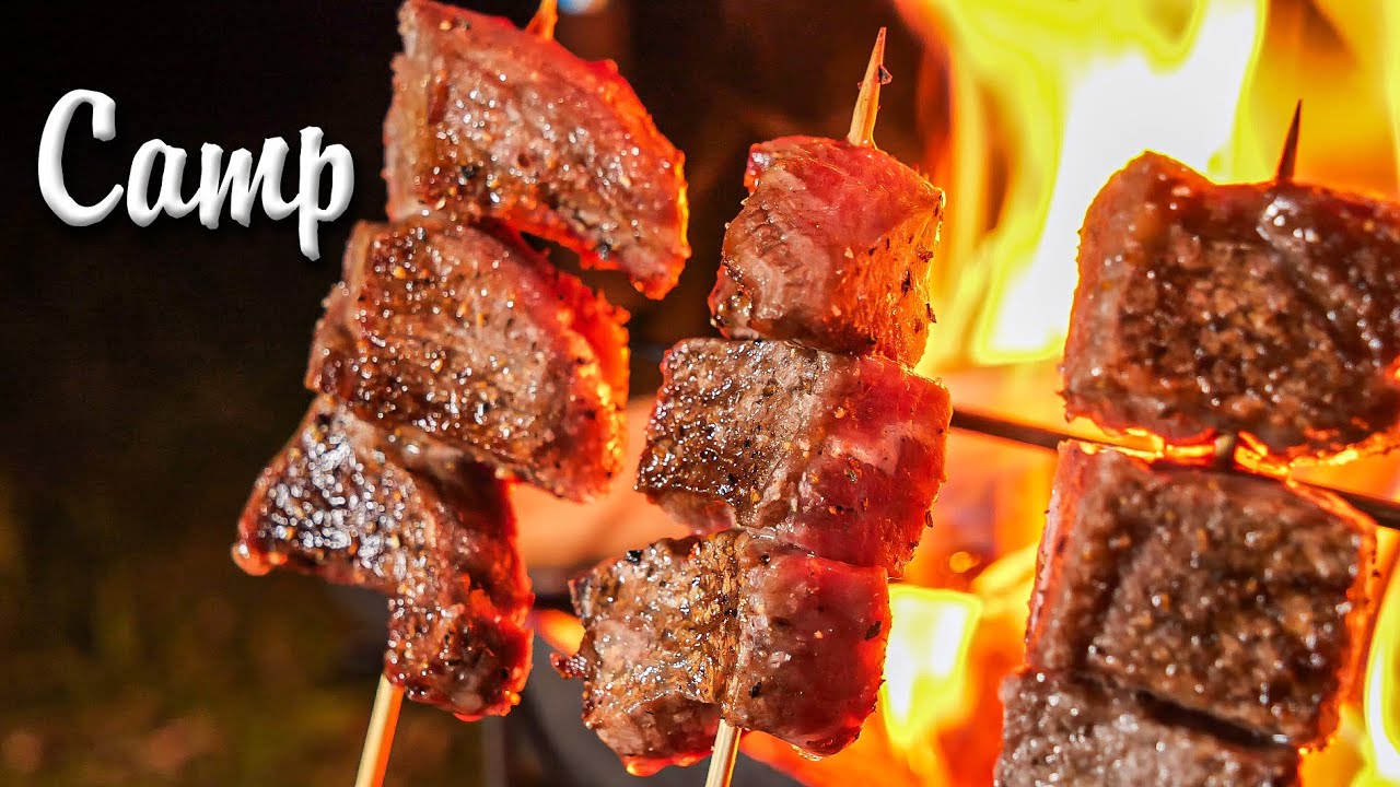 ステーキ肉を串焼きにするキャンプ酒
