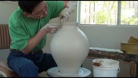 51. Throwing a Big-belly Small Opening Vase with Hsin-Chuen Lin