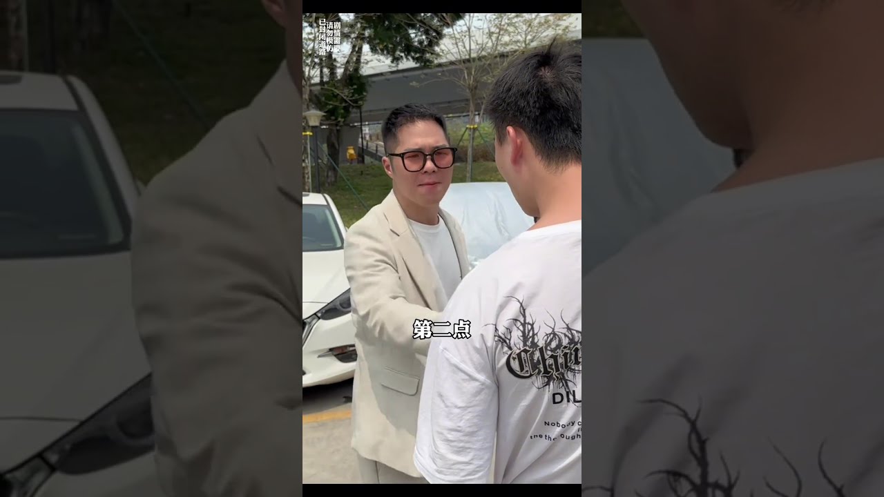 老板在外出差没有回来，主管私自克扣学员工钱 ，老板和助理回来路上看到这一幕，把老板都给气死了，这种人真的是太可恨了，最后