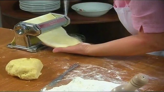 Chef Enrollando La Masa Con Una Máquina Para Hacer Pasta. Máquina Para  Hacer Pasta. Fotos, retratos, imágenes y fotografía de archivo libres de  derecho. Image 140832395