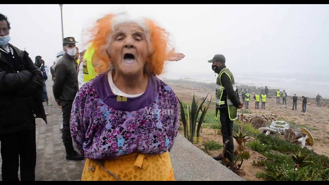 امرأة مسنة في حالة هستيرية بعد عملية هدم مقاهي شاطئ طماريس ..شوفو شنو واقع