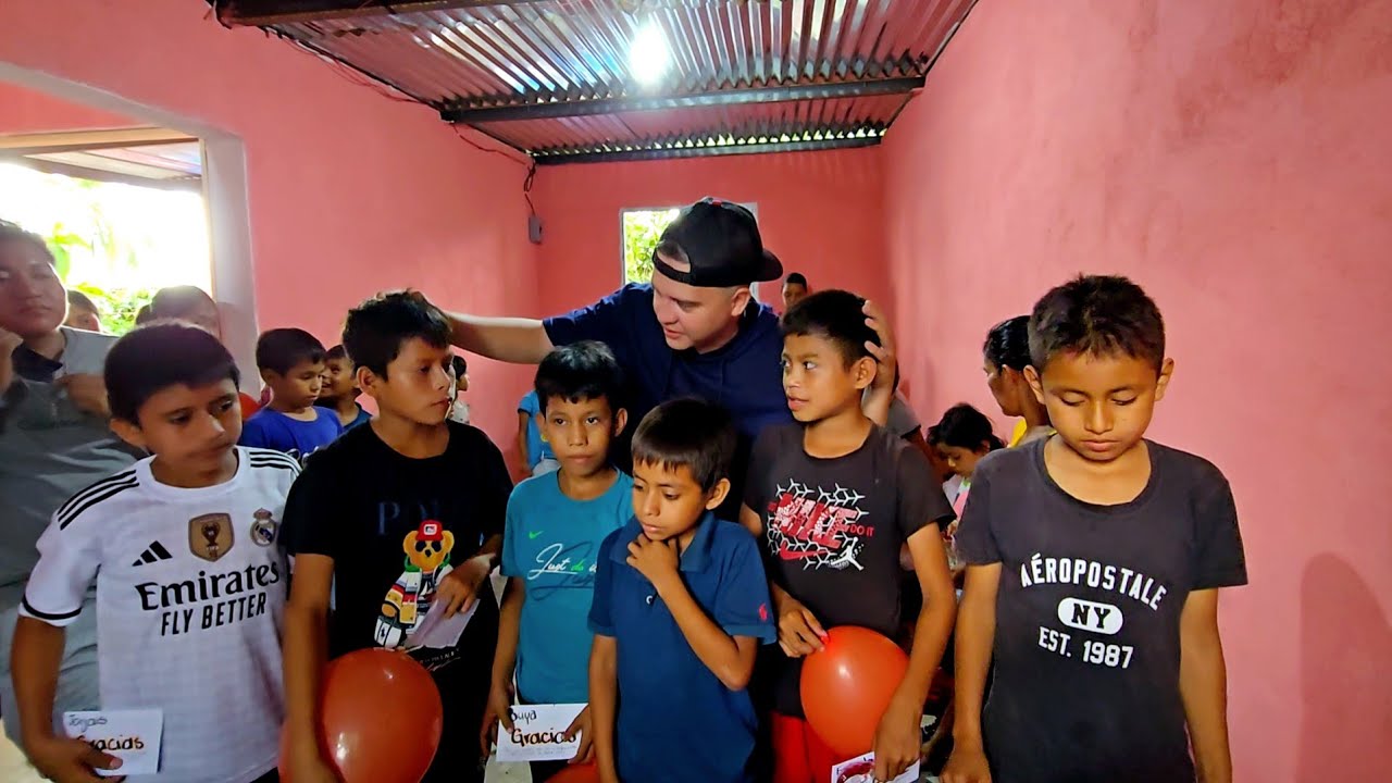 Aquí esta EL PAGO EN EFECTIVO a LOS NIÑOS de la aldea por EL APOYO DE CADA UNO en la construcción.