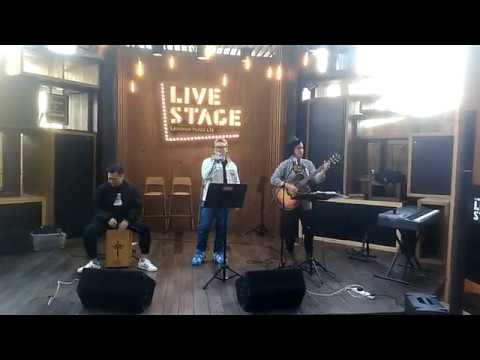 原創歌曲 ( 做你男人我 )  。 新進年輕樂隊 ( 神奇膠 ) 於旺角區的朗豪坊商場 12 樓之 ( 新進歌手表演台 ) 的現場表演 。VID 20171202 151607