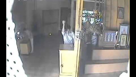 Thầy chùa dùng gậy đập đầu tên trộm tiền công đức