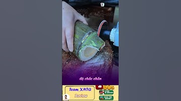 De drinkbeker is gemaakt van bamboe.