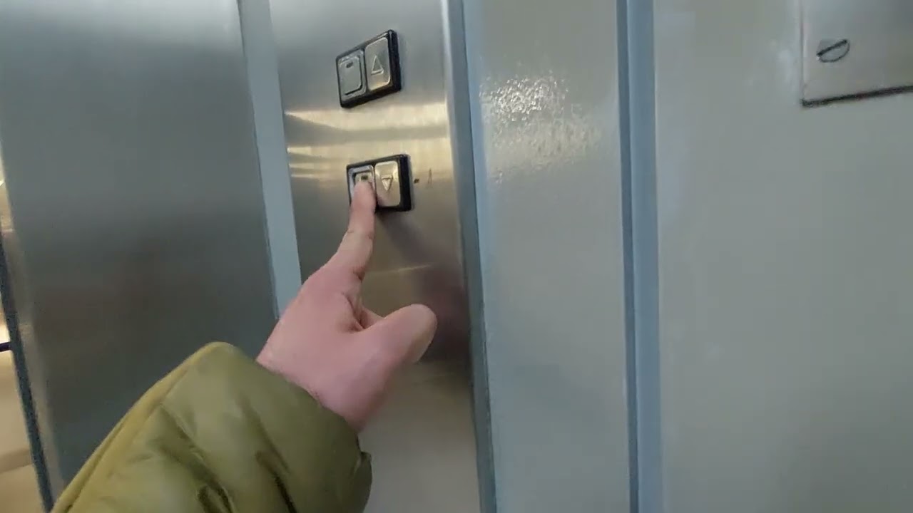 1998 Thyssen hydraulic lift at AreaFit Gym in Reus (before Mercadona)