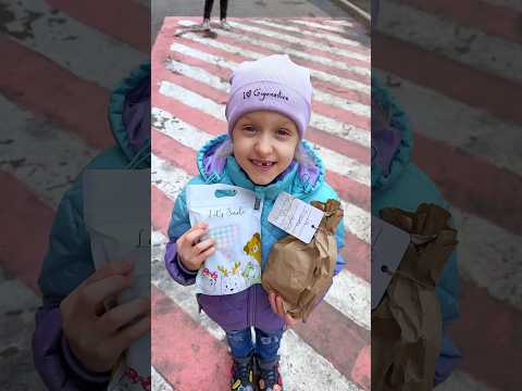 Оливии в школе снова подарили подарки 👍😂 Открываем сразу два 🎁🎁