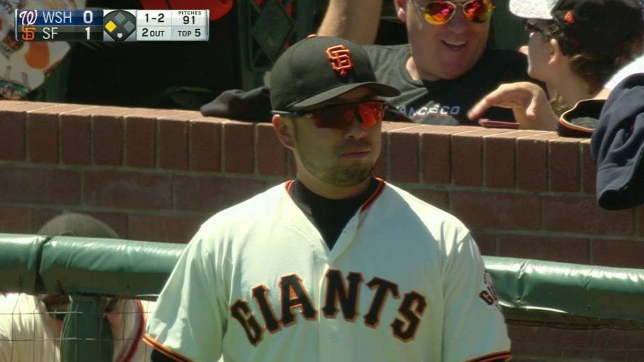 WSH@SF: Giants bullpen catcher snares 