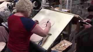 Fabrieksbezoek Martin Co Rosette Wordt Aangebracht