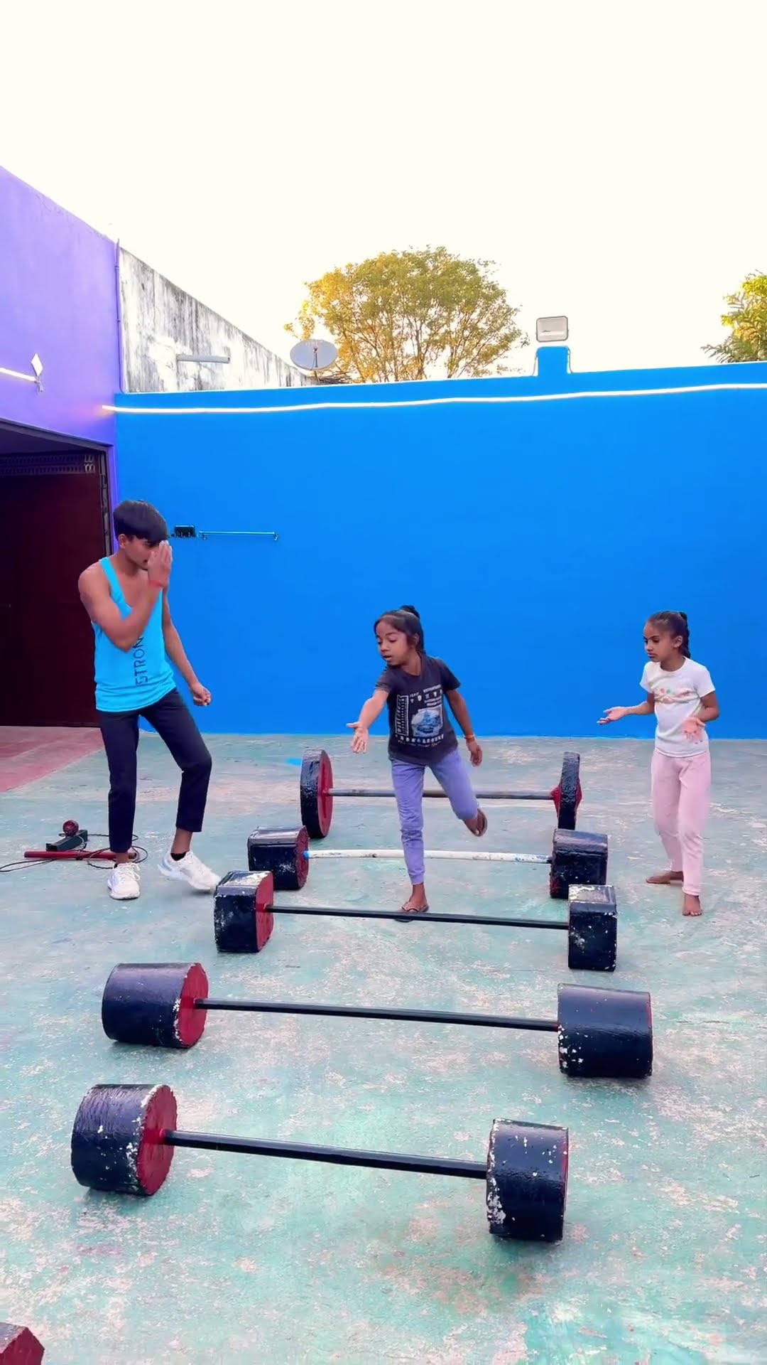 Konsa uthaygi sister ??? #shortvideo #funnyvideo #yutubeshorts #short
