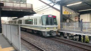 JR西日本，經由大阪環狀線開往天王寺的221系編號48八輛一組普通列車進入大阪城公園站