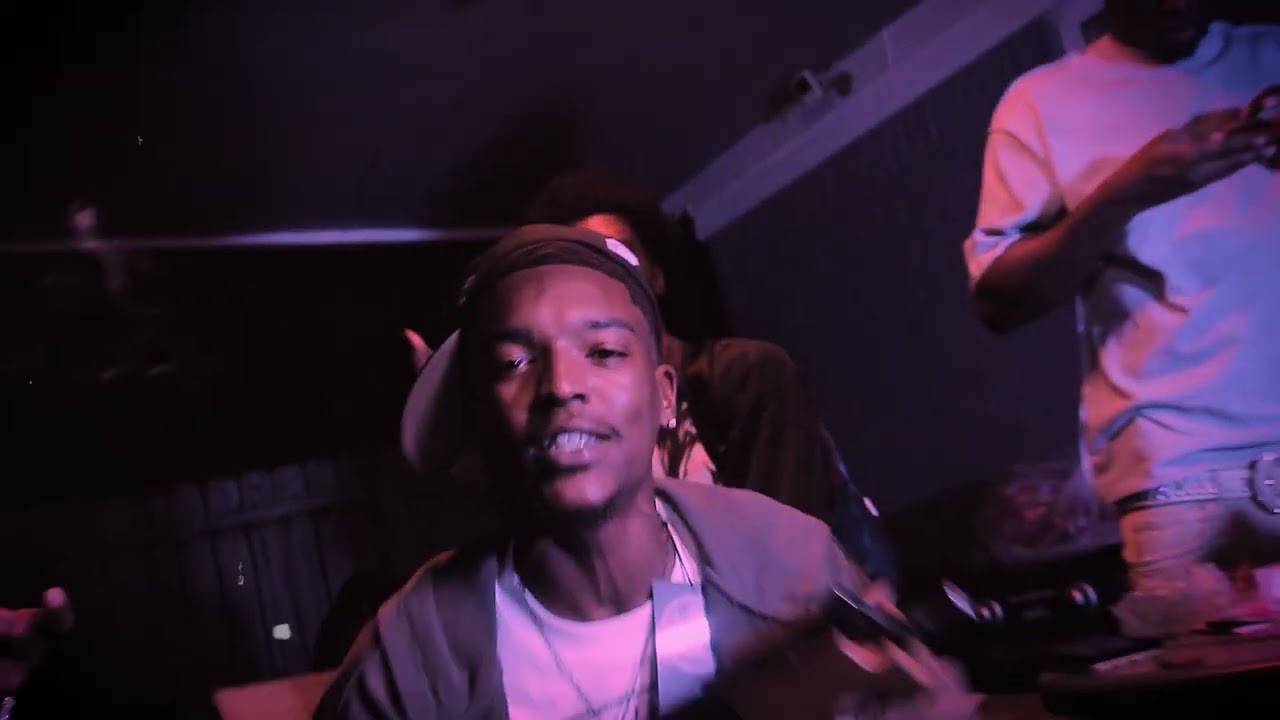 Hell Nell - ON DAT ( Official Music Video ) Shot By @BandooFilmz auf YouTube ansehen Hell Nell - ON DAT ( Official Music Video ) Shot By @BandooFilmz auf YouTube ansehen