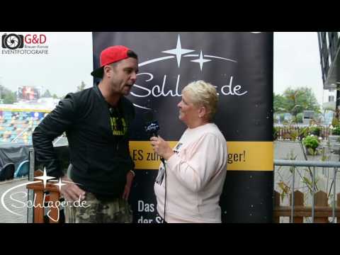 Lorenz Büffel in conversation with Schlager.de at Olé Mönchengladbach