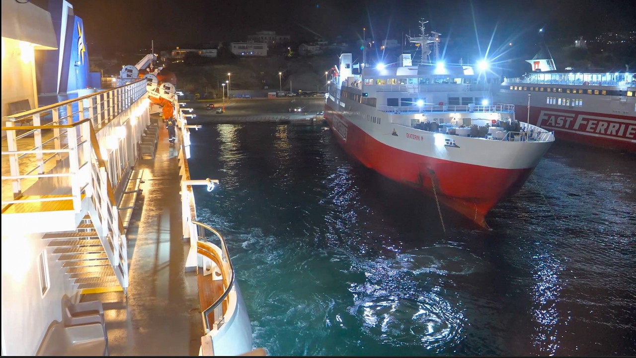 Superferry – Νυχτερινό ρεμέτζο στη Ραφήνα από τον Cpt. Νίκα! (Arrival at Rafina port)