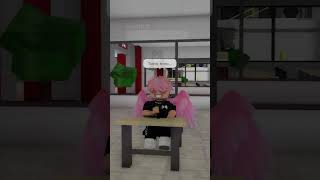 ТОП 3 БЕСПОЛЕЗНЫХ ПРЕДМЕТА В ШКОЛЕ😂прикол роблокс #shorts #roblox