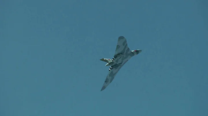 Vulcan Bomber 'Howls' into a near vertical climb on full power and rolls upside down