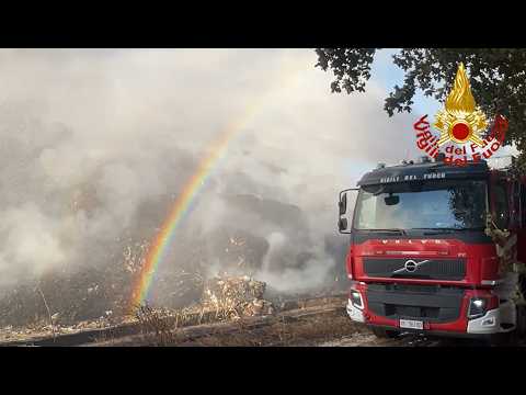 Video Taverna del Re, ecoballe tra fuoco e fumo: secondo rogo in 15 giorni