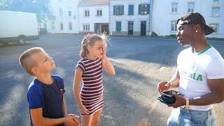 Le Petit Jojo Et Jaja (Vidéo 2) Tu Soulève Le Poids Tu Gagnes Un Téléphone