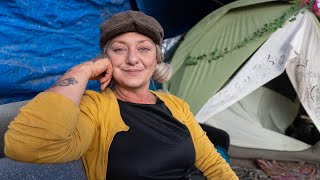 видео: Травма сделала её бездомной. Сообщество помогает ей выжить. картинка: Травма сделала её бездомной. Сообщество помогает ей выжить.
