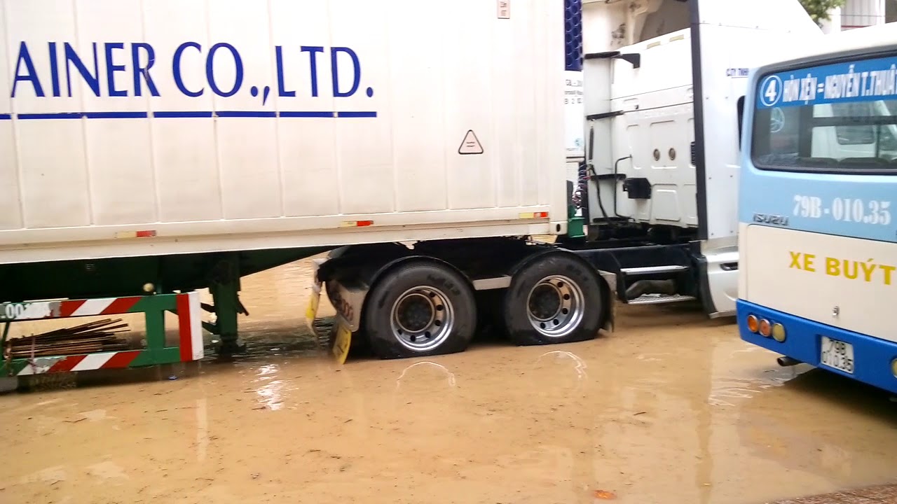 Xe oto, xe bus, xe khách đứng máy hàng loạt ở Nha Trang ngày 18.11.18_ Lũ ở Nha Trang