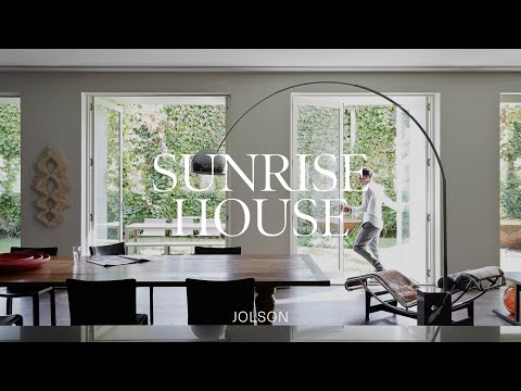 Video: Residence med to soveværelser, der viser en asymmetrisk geometri: East Van House