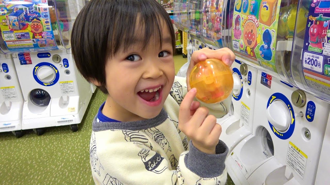 レオくんがガチャポンをするよ！それいけ！アンパンマン　かちゃかちゃコンセント４！ レオスマイル