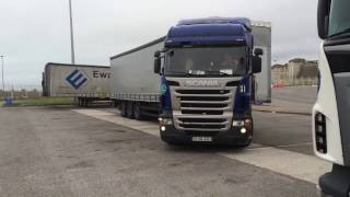 Parcarea Unui Camion Scania Manevra De Parcare Cu Spatele