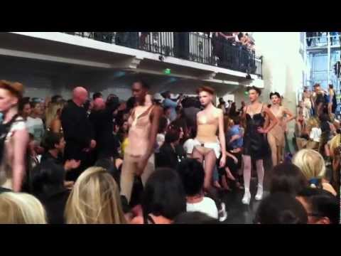 Video: Jean Paul Gaultier Stopt Met Mode Met Een Modeshow In Parijs