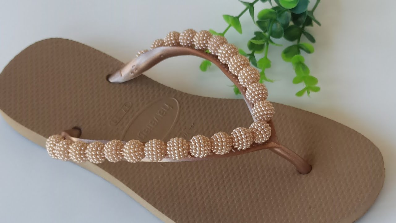Chinelo decorado com pérolas craqueladas