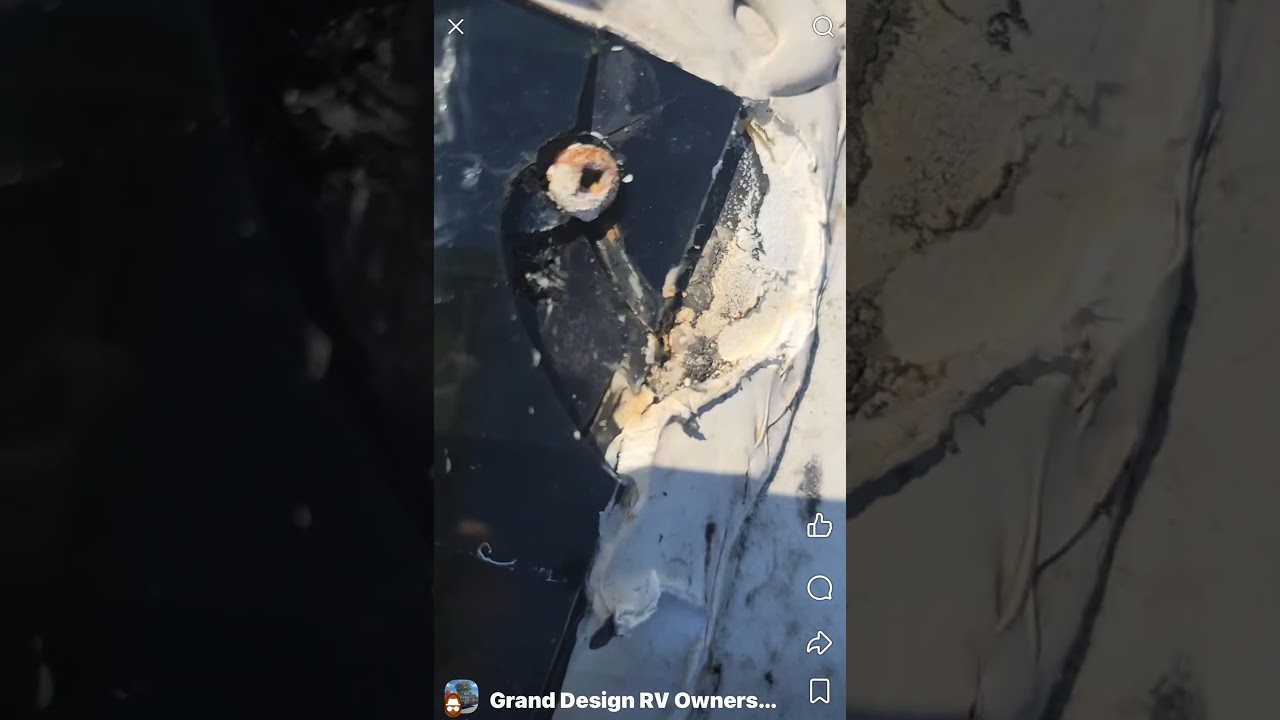 Владелец автодома поделился информацией о повреждении мансардного окна.