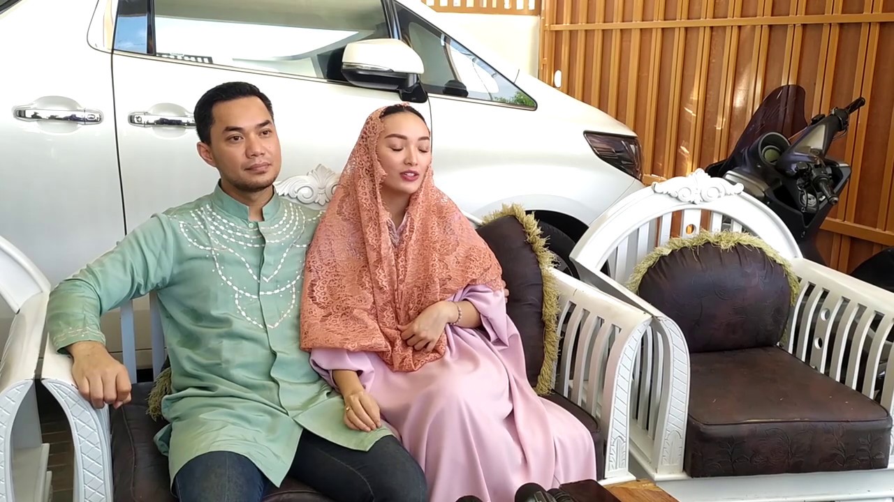 Zaskia Gotik Hamil Anak Pertama - YouTube