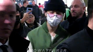 230118 JIMIN 😀 지민 BTS 방탄소년단 Arrived in Paris Airport 🇫🇷 for DIOR show and was crowded by French Army