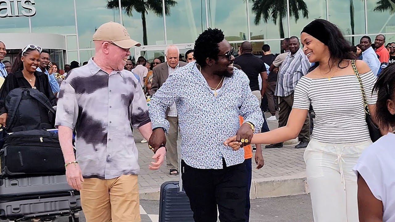 BALAA LA DOTTO MAGARI AIRPORT WAKATI AKIMPOKEA HAJI MANARA NA ZAIYLISSA WAKITOKEA MAREKANI