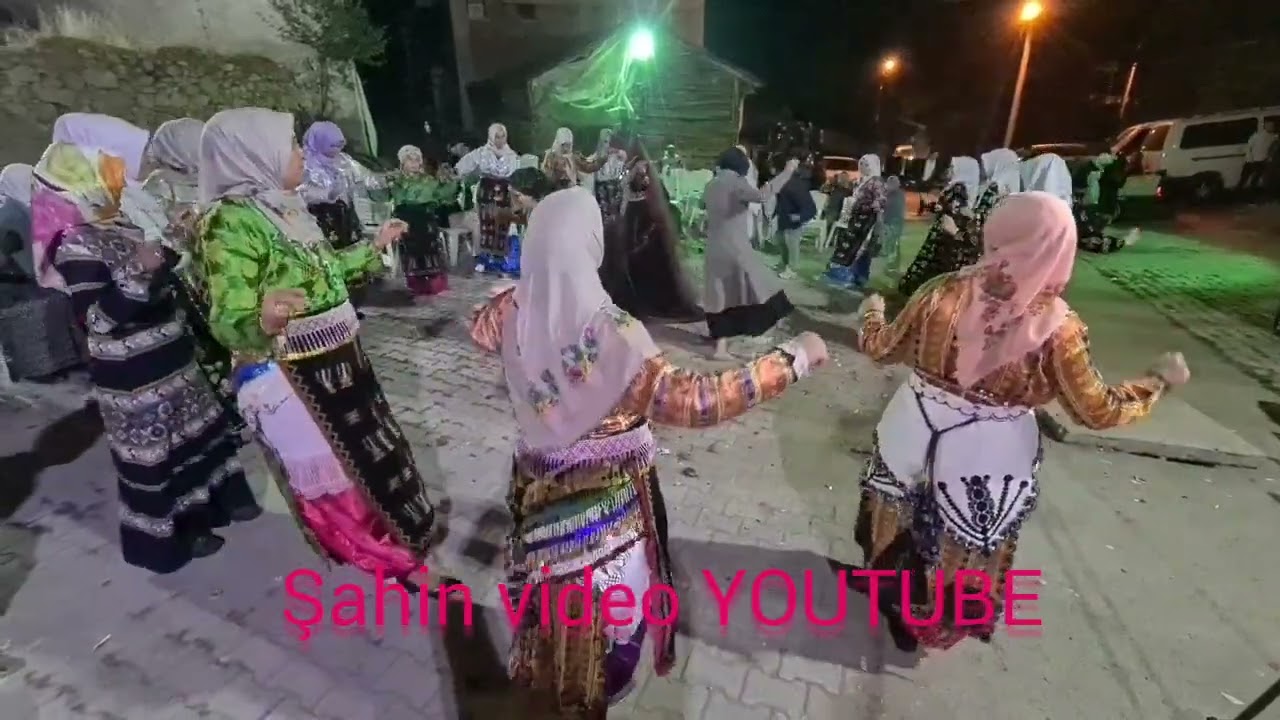 KÜTAHYA SİMAV SÖĞÜT KÖYÜNDE YÖRESEL GİYİMLİ KÖY KIZLARI ÇOK GÜZEL İSLAMOĞLU KAŞIK OYUNU OYNADILAR