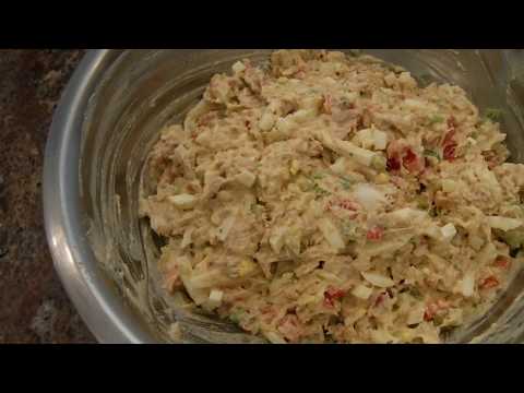 Video: How To Make A Tuna And Egg Vegetable Salad?