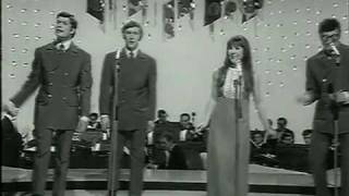 Video thumbnail of "The Seekers - Music Of The World A 'Turnin'"