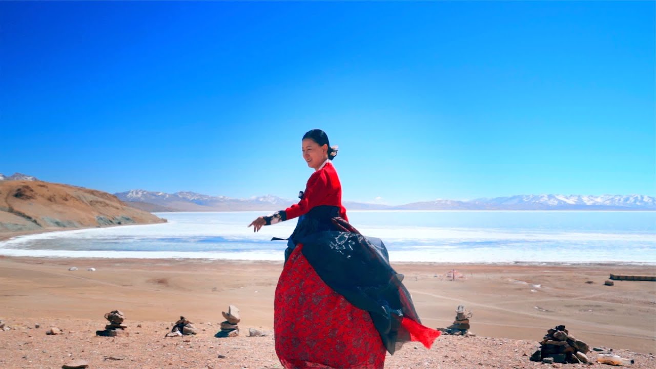 第三次来西藏三大圣湖之一的玛旁雍措,第一次跳我们朝鲜族舞蹈。 #玛旁雍措 #冈仁波齐 #阿里地区 #三月春光赏长安
