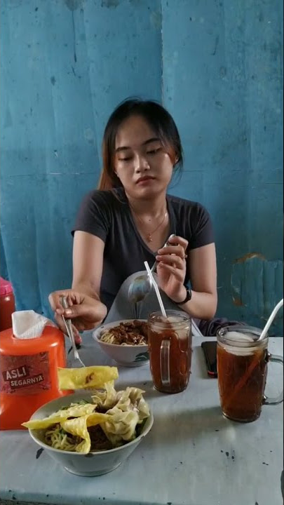 Video Mentahan Bahan Halu makan sama cewek cantik. buat manasin mantan. STORY HALU