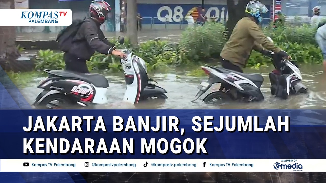 Pengendara Terjebak Banjir di Daan Mogot Selama 1 Jam