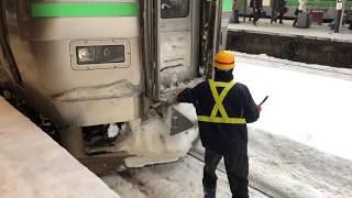 厳冬の小樽駅での連結作業