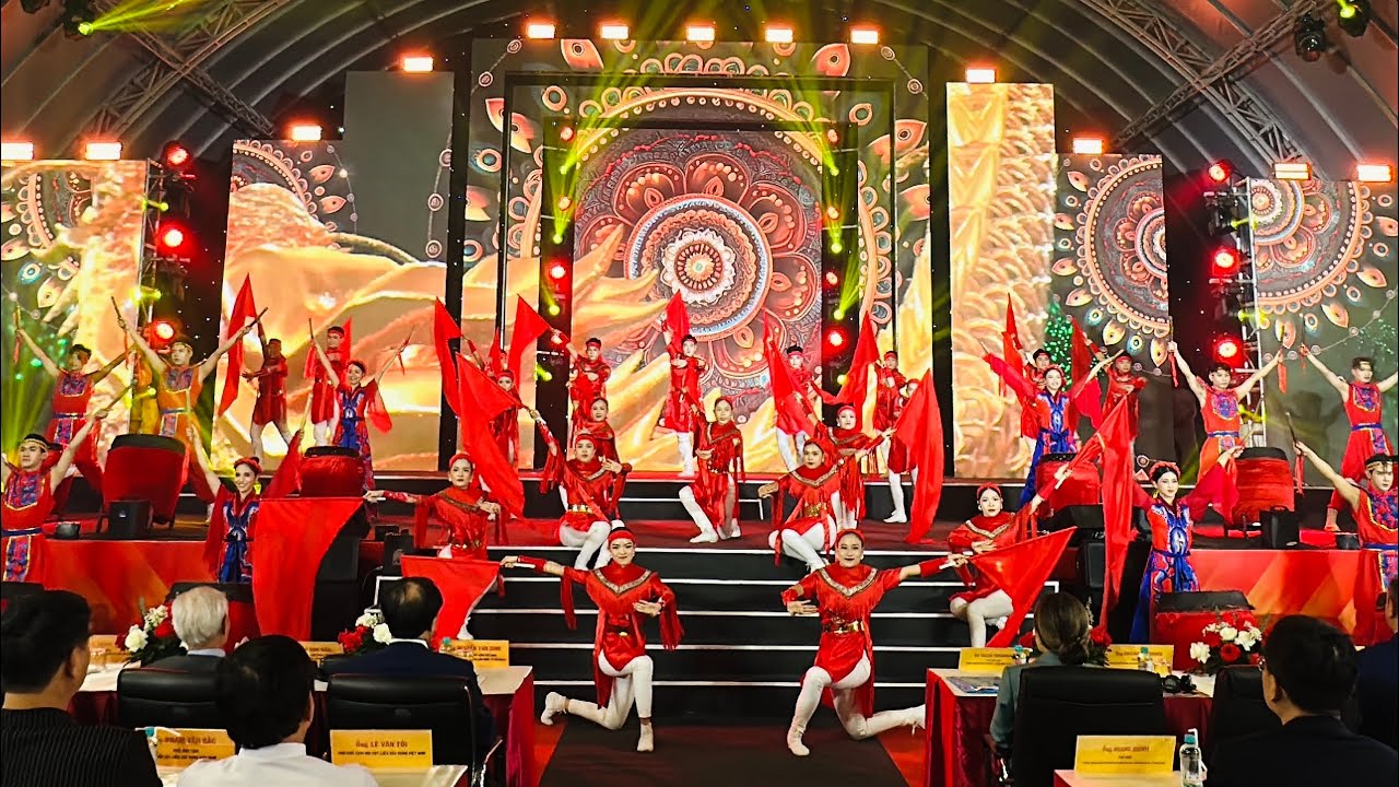 Múa Trống hội khai mạc - biểu diễn vũ đoàn Việt Hải - Sài Gòn - dàn dựng múa Dương Thanh Hiền.