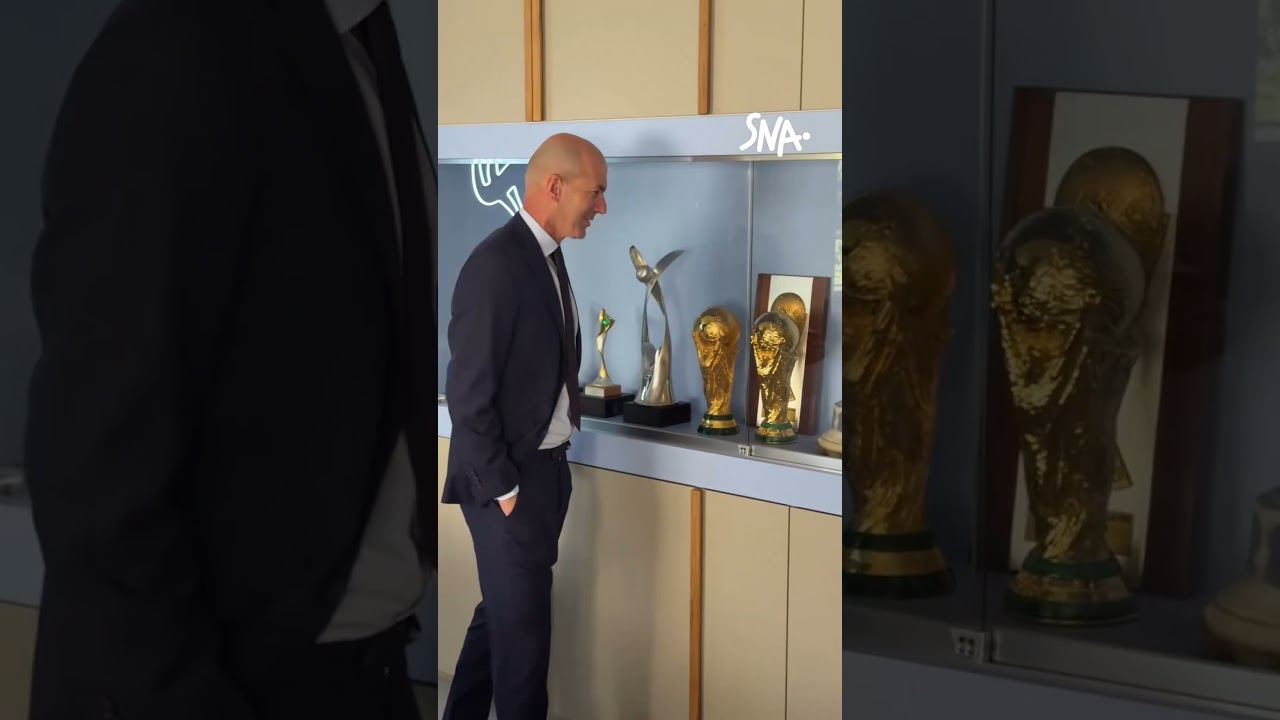 Zidane retrouve la salle des trophées des Bleus, où trône la Coupe du monde remportée en 98