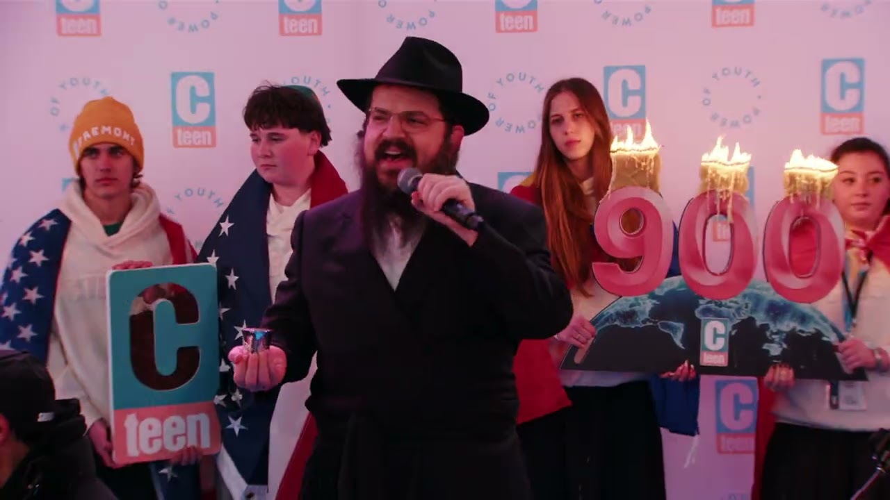 Havdallah in Times Square, Celebrating 900 Chapters