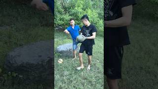 汚れたスイカ、どうやって食べる!?😱🍉 #survival #survivaltips #サバイバル