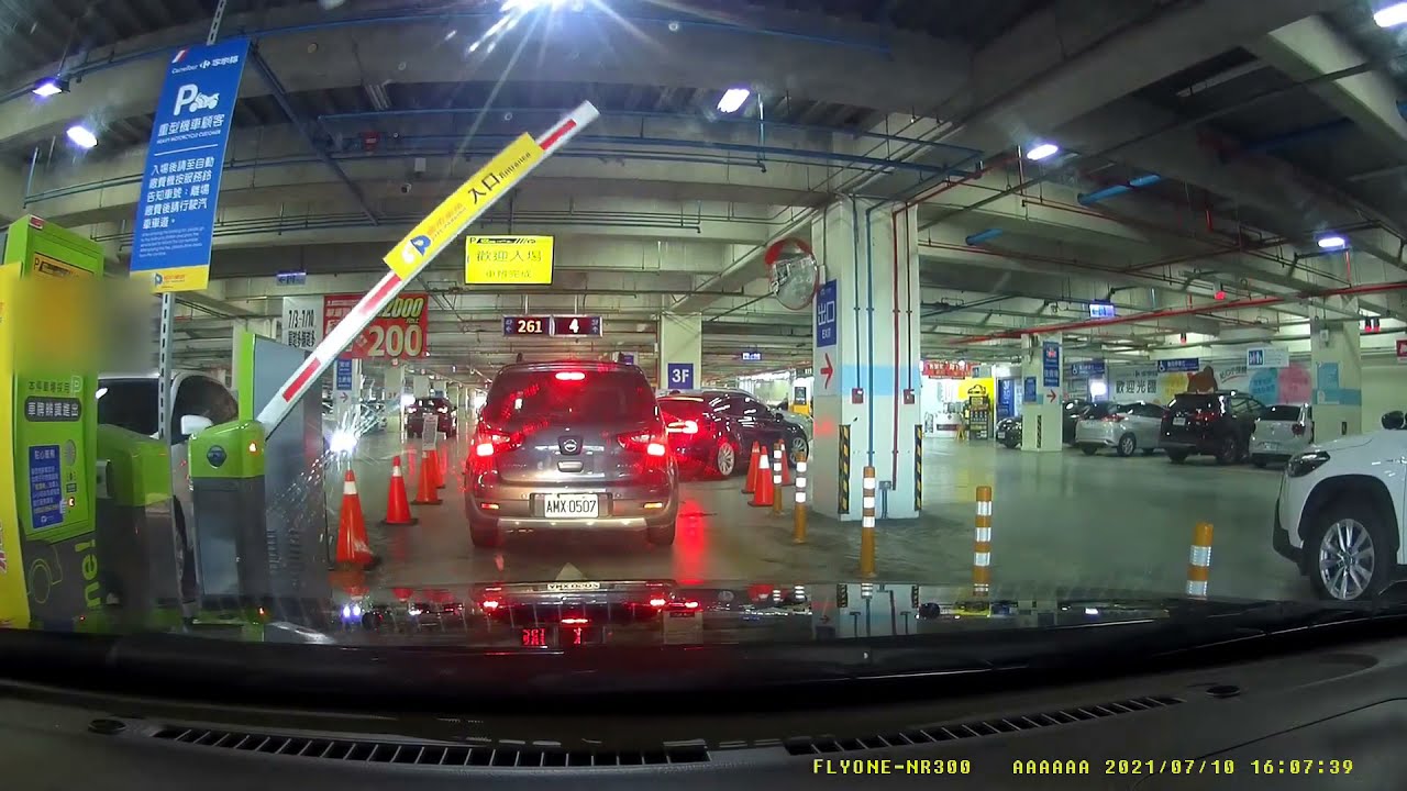 台中家樂福西屯店地上(頂樓)停車場